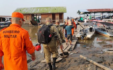 Bombeiros atuam em apoio a comunidades afetadas pela seca no Amazonas, transportando suprimentos e oferecendo suporte em áreas de difícil acesso (Foto: Divulgação/Defesa Civil)