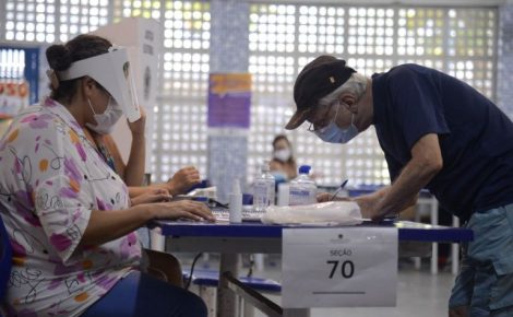 Eleitores idosos no Amazonas crescem 12,56% em 4 anos, e 2,66% não compareceram no 2º turno. Dentre as faixas etárias de 60 a mais de 100 anos, apenas os eleitores com mais de 100 anos compareceram e votaram em ambos os turnos na capital amazonense. (Foto: Tomaz Silva/Agência Brasil)