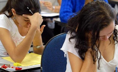 Alunos dazendo prova concurso