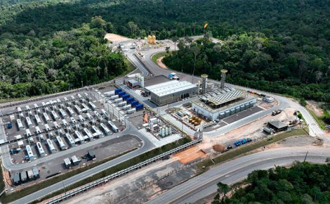 Visão aérea do Complexo Azulão 950 da Eneva em Silves, com unidades de tratamento de gás, áreas operacionais e acesso rodoviário cercado por floresta.