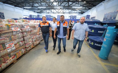 Cestas básicas, caixas d'água e novos purificadores estão entre os itens (Foto: Diego Peres/Secom)