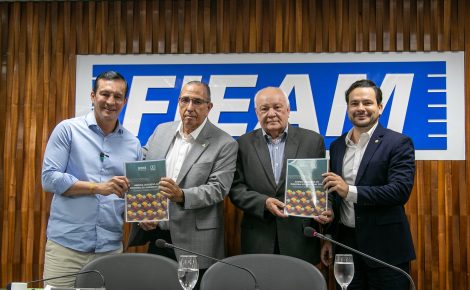 Fieam e Cieam entregam agenda legislativa 2024 aos deputados federais Sidney Leite, à esquerda, e Alberto Neto, à direita (Foto: Divulgação Fieam)