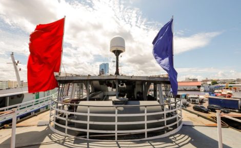 Barco enfeitado com as cores dos bois Caprichoso e Garantido: (Foto: Antonio Lima/Secom)