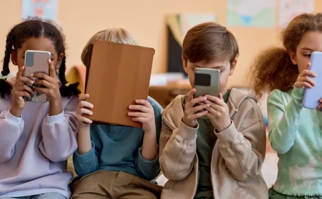 crianças e jovens com celular