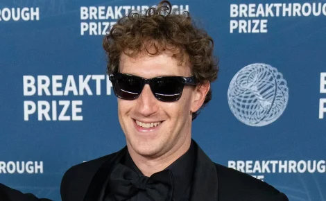 Mark Zuckerberg, CEO da Meta: executivo usa versão de lentes escuras do Ray-Ban Meta Glasses / Foto: Craig T Fruchtman/Getty Images