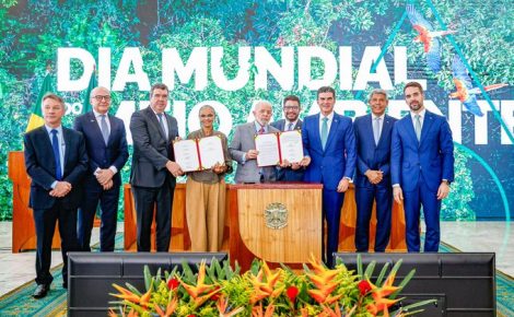 Presidente Lula, a ministra Marina Silva e governadores da Amazônia e Pantanal após assinatura de pacto contra a seca (Foto: Ricardo Stuckert/Presidência)