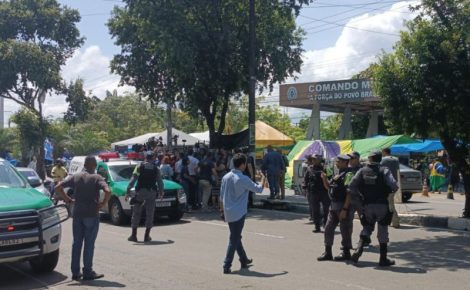 Governo do AM inicia a retira manifestantes em frente ao CMA