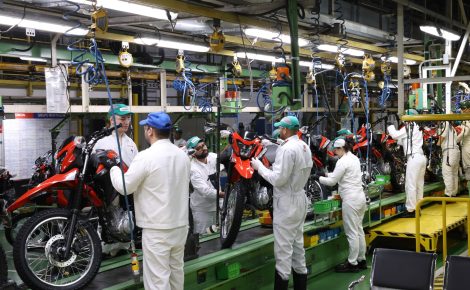 No ano do cinquentenário da operação, empresa celebra sua trajetória de liderança no mercado nacional de motos