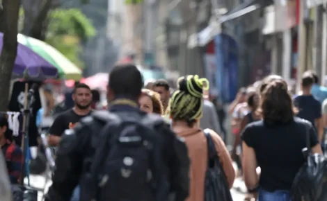Em 2012, quando começou a série do IBGE, os negros recebiam 39% menos. Já em 2023, o percentual diminuiu para 33%. (Foto: © Tânia Rêgo/Agência Brasil)