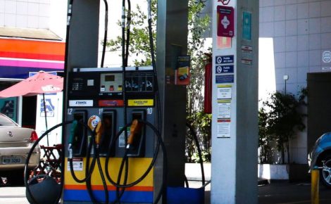Atenção aos postos piratas que exibem na fachada uma determinada marca, mas não pertence àquela rede de distribuidoras (Foto: Rovena Rosa/Agência Brasil)