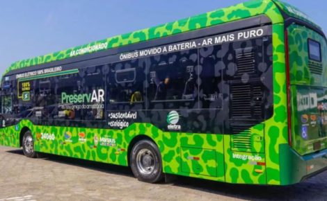 Lançado em 2022 como vitrine de modernização, o plano de 12 ônibus elétricos virou símbolo de atraso, improviso e falta de transparência na administração de David Almeida (Foto: Divulgação/Semcom)