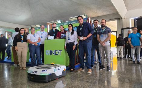 Equipe do Instituto de Desenvolvimento Tecnológico (INDT) posa ao lado do robô autônomo projetado em Manaus para o transporte de cargas dentro de fábricas. O equipamento, desenvolvido integralmente nos laboratórios do INDT, utiliza sensores de segurança, visão computacional e conectividade 5G para operar de forma segura em ambientes industriais. O instituto atua há mais de 20 anos no Polo Industrial de Manaus, desenvolvendo soluções em inteligência artificial, robótica e automação para empresas de todo o país.