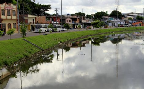 Limpeza de igarapés em Manaus Foto: Altemar Alcantara/Semcom
