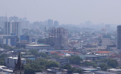 Imagem aérea de Manaus encoberta por fumaça em 2023 (Foto: Semcom)