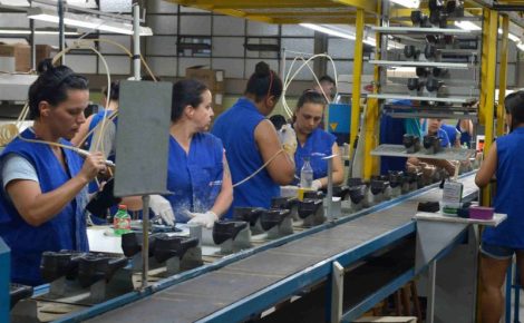 Produção industrial tem queda após três meses de crescimento.