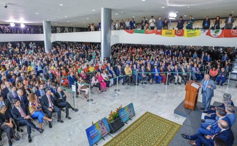 governo federal destinará R$ 11,6 bilhões para a construção de 112,5 mil moradias pelo programa, e que 18 municípios do Amazonas foram contemplados na modalidade Rural