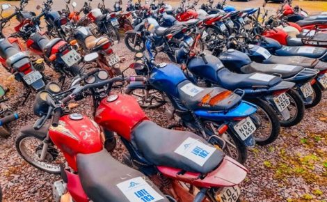 Parte dos veículos que estão disponíveis para o leilão (Foto: Divulgação/PRF-AM)