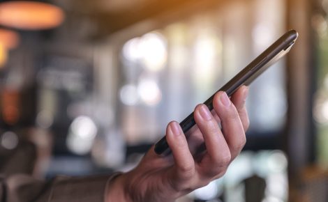 Telefone celular exibindo chamada recebida de número desconhecido em pesquisa anônima em Manaus.