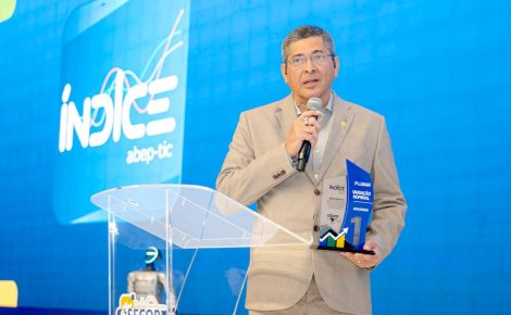 Lincoln Nunes, diretor-presidente da Prodam na cerimônia de premiação