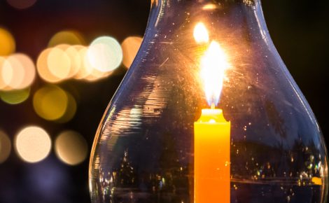 Imagem de uma vela dentro de uma lampâda