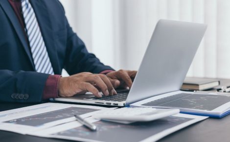 Incertezas econômicas abalam confiança de empresários no Brasil (Foto: Reprodução/Canva)