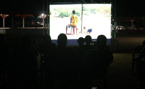 financiamento da Cultura. Com estrutura de telão, projeção, som e pipoca, os comunitários puderam ter a experiência de assistir uma sessão de cinema sem precisar se deslocar para a capital. (Foto: Divulgação)