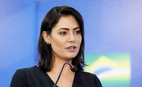 Michelle Bolsonaro afirma: "Estamos lidando com uma pessoa mentalmente perturbada", declarou, negando qualquer envolvimento nos casos investigados. (Foto: Isác Nóbrega).