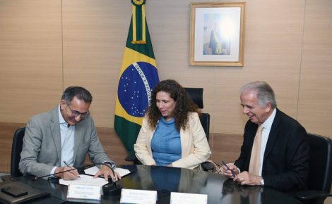 Ministros Waldez, Ester e Múcio durante assinatura da portaria que formaliza mudança (Foto: Carlos Moura/MIDR)