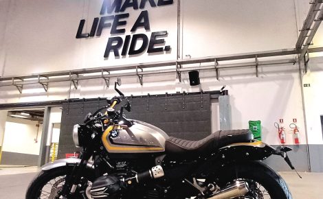 BMW Group inicia produção da moto BMW R 12 em Manaus. O modelo destaca-se pelo tanque em formato clássico de gota, assento e paralama traseiro amplo (Foto: Divulgação)