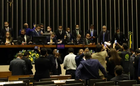Apoiadores de Bolsonaro ocuparam os plenários da Câmara e Senado