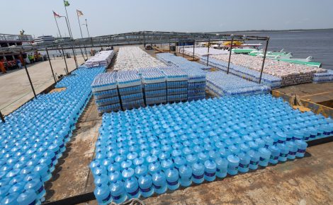 Ajuda humanitária para ribeirinhos de Manaus (Foto: Divulgação / Semcom)