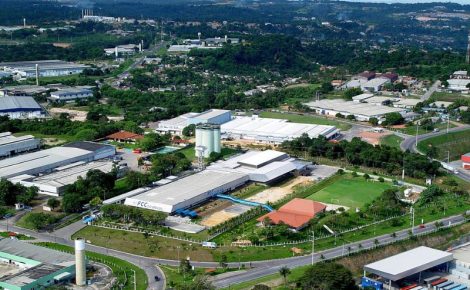 Vista aérea do Polo Industrial de Manaus com fábricas, vias internas e área verde.