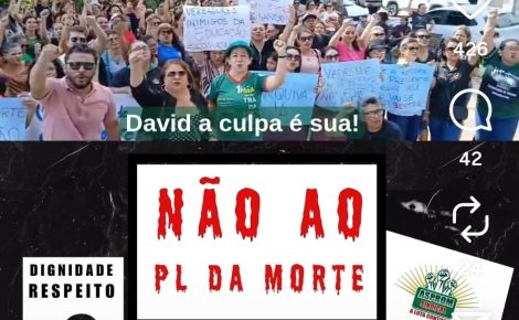 Professores da rede municipal protestam em Manaus contra a reforma da previdência aprovada pela Câmara Municipal, exibindo cartazes com críticas ao PL da Morte