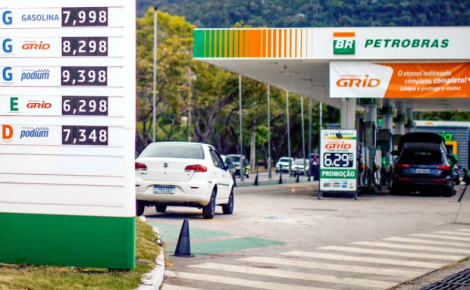 A alta do dólar e do preço do petróleo pressiona a Petrobras por reajustes nos combustíveis. Foto: Getty Images