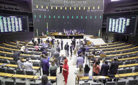 Câmara aprova PEC que perdoa dívida dos partidos e reduz cotas nas eleições. Proposta também exige a aplicação, a partir de 2026, da quantia que deixou de ser aplicada para fins de cumprimento da cota racial nas eleições anteriores. (Foto: Mario Agra/Câmara dos Deputados)