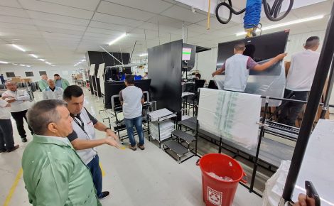 polo industrial de manaus cresce 12,27% e alcança r$ 97,13 bilhões. Fábrica de Televisão no Polo Industrial de Manaus (Foto: Divulgação/Suframa)