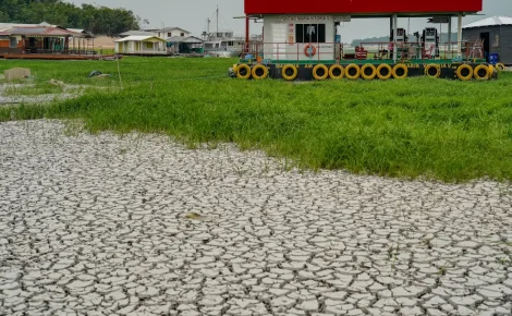 Sindarma alerta sobre necessidade de planejamento para enfrentar nova seca. Posto de combustível flutuante encalhado na comunidade de Nossa Senhora de Fátima na seca histórica de 2023 (Foto: Rafa Neddermeyer/Agência Brasil)