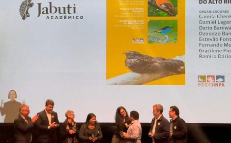 Autores indígenas receberam o reconhecimento pela obra no palco do Prêmio Jabuti Acadêmico 2025, em São Paulo (Foto: Renata Alves/ISA)