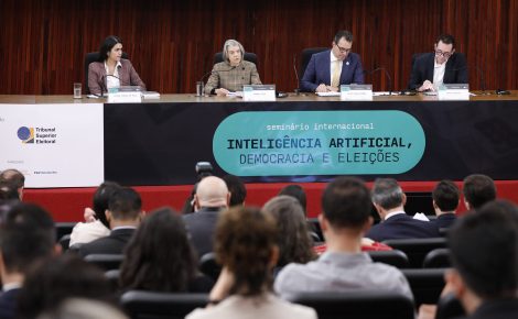 Cármen Lúcia no primeiro Painel do Seminário Internacional Inteligência Artificial, Democracia e Eleições (Foto: Alejandro Zambrana/Secom/TSE)
