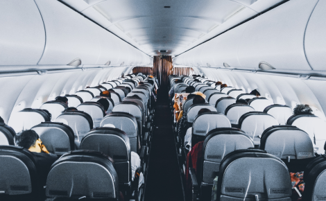 Beneficiários do Prouni e aposentados poderão comprar as passagens aéreas mais baratas -Foto: Reprodução/Canva