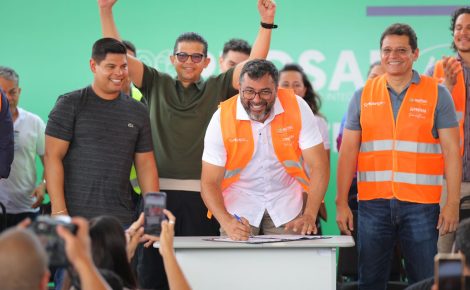 Wilson Lima assina ordem de serviço para início das obras do Prosai Parintins (Foto: Diego Peres e Arthur Castro/Secom)