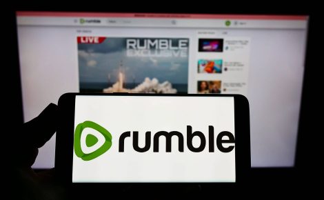 Diferente de outras plataformas, como YouTube e Facebook, que já removeram conteúdos conforme determinação da Justiça, o Rumble teria se recusado a cumprir essas exigências, o que levou à sua suspensão total no país. (Foto: Reprodução).