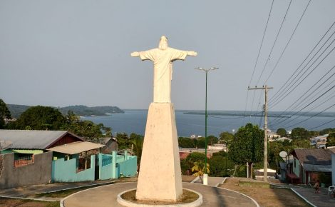 Cristo Redentor construído em colina do município de Silves