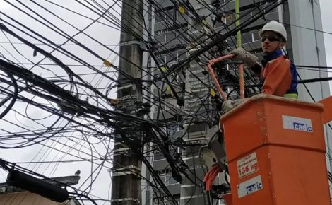 Poluição visual nos postes de Manaus