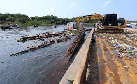 Operação para retirada de flutuantes do Tarumã-Açú - (Foto: Clóvis Miranda/Semcom)