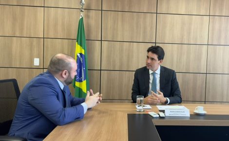Secretário Fausto Jr. e o ministro Sílvio Costa Filho debatem reestruturação e reforma dos aeroportos no interior do Amazonas (Foto:Divulgação/Sedurb)