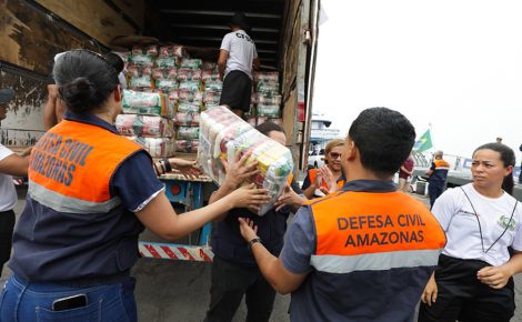 O Governo do Amazonas já distribuiu 496 toneladas de alimentos e 200 toneladas de medicamentos (Foto: Divulgação/Secom)