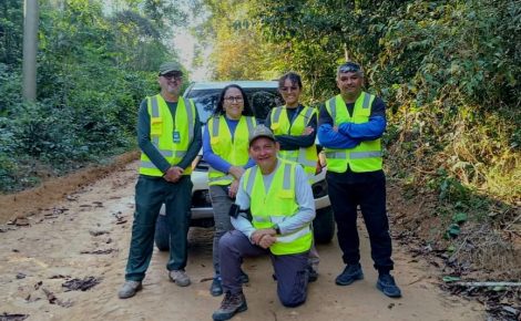 Técnicos da Sect em uma estrada de terra no interior do Amazonas, realizando levantamento topográfico para a regularização fundiária