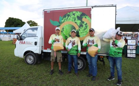 Durante a Expoanh, também houve a entrega de um trator, implementos agrícolas e um caminhão-baú para fortalecer a agricultura familiar no município (Foto: Emerson Martins/Sepror)