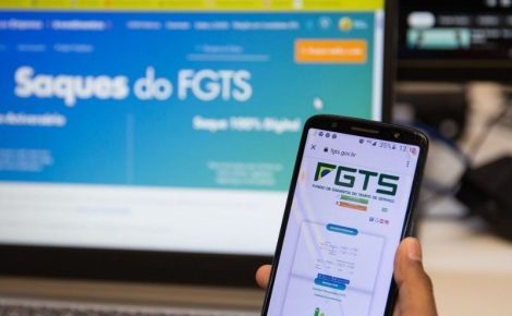 Tela do Domicílio Eletrônico Trabalhista exibindo notificação do MTE sobre FGTS de trabalhadores domésticos.